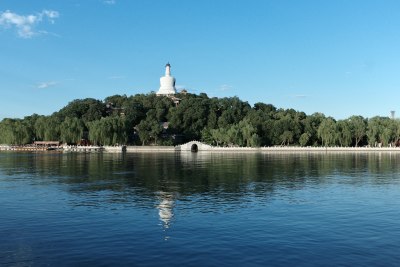 北京北海公园白塔湖景