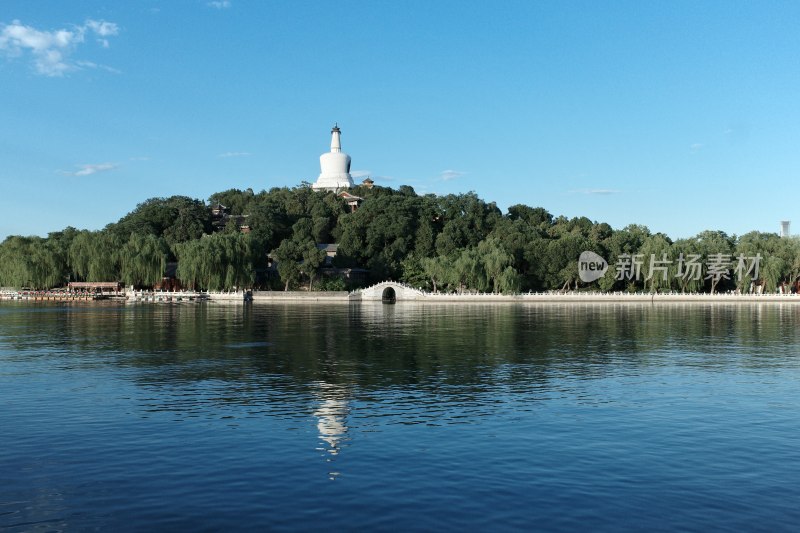 北京北海公园白塔湖景