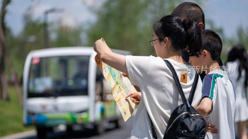 成都世界园艺博览会的游客在查看导游图
