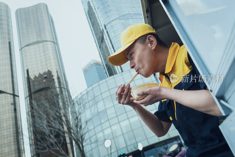 正在吃饭的物流人员