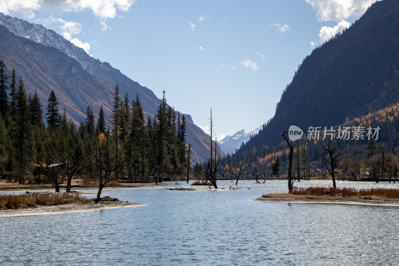 川西秋色，晴朗天空雪山湖泊秋景