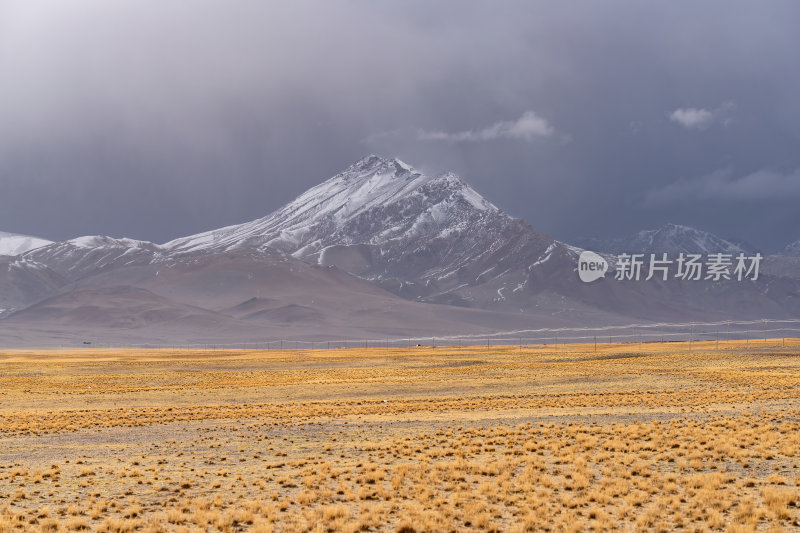 西藏阿里地区当若雍措雪山湖泊的壮阔景色