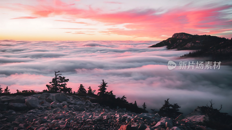 云海之上的壮丽山景