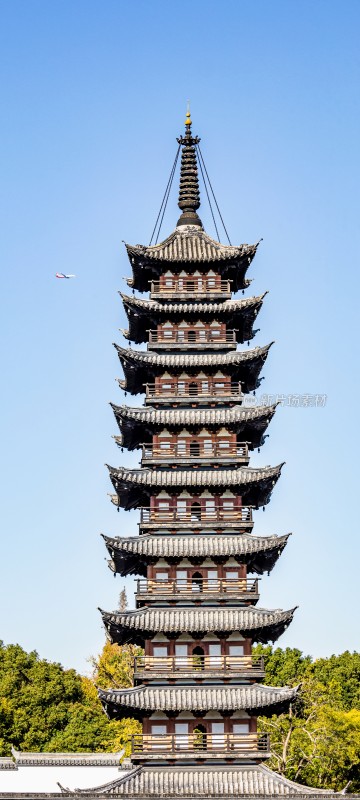 湖边古塔风景