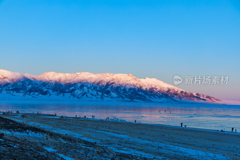 新疆冬季赛里木湖雪景雪山冰湖蓝冰日照金山