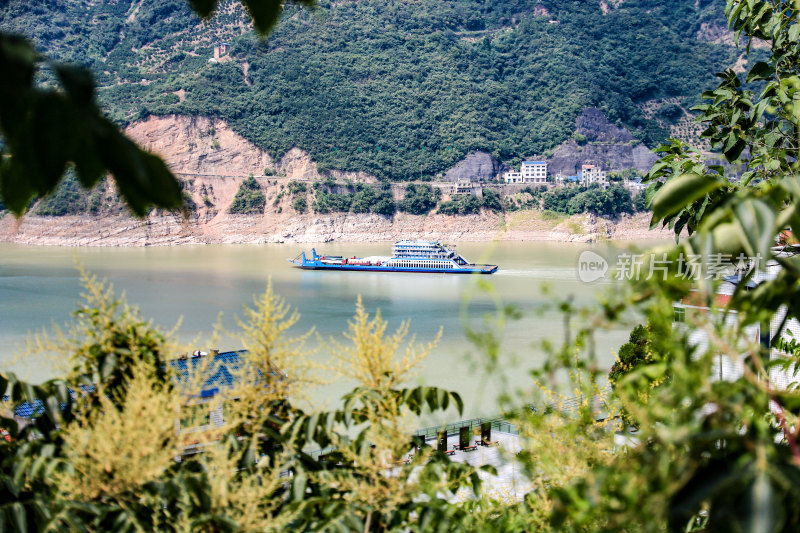 长江三峡上行驶的船舶，西陵峡，兵书宝剑峡