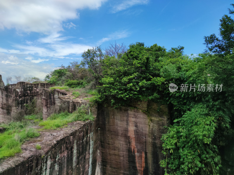 植被覆盖的岩石景观鸟瞰全景