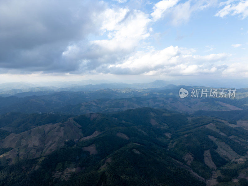 航拍壮阔山景与蓝天白云相映的自然景观