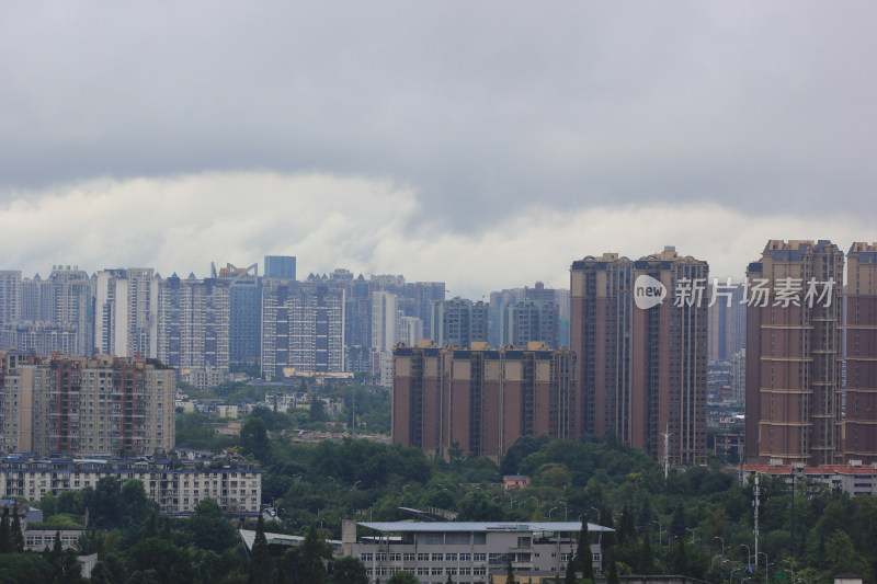 晨光薄雾中的成都市温江区建筑风光