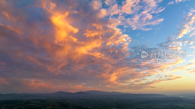 夏日天空晚霞山川河流背景