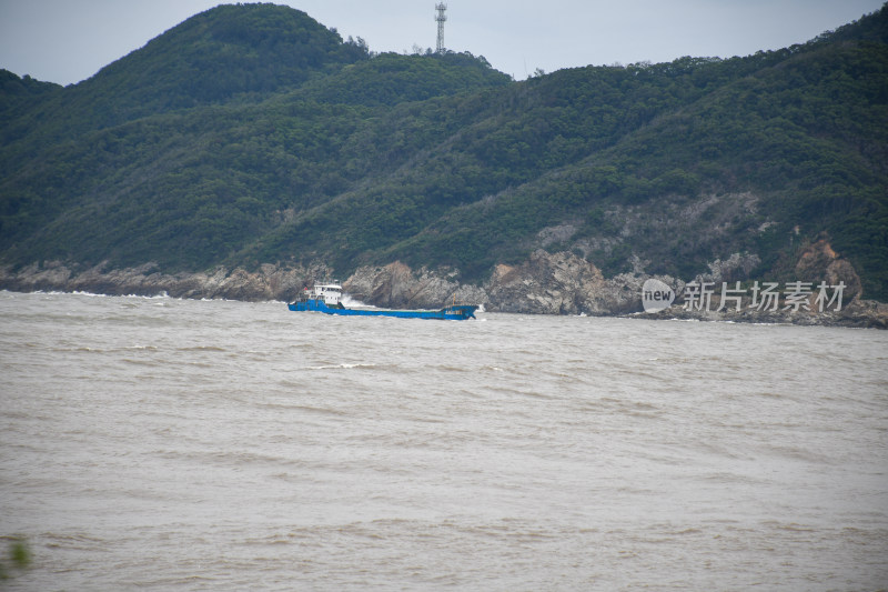 海上行船近景与山景构成的自然风光