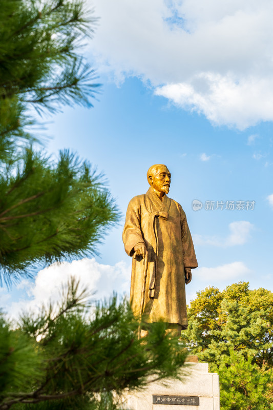 首尔宗庙市民公园的月南李商在先生雕像