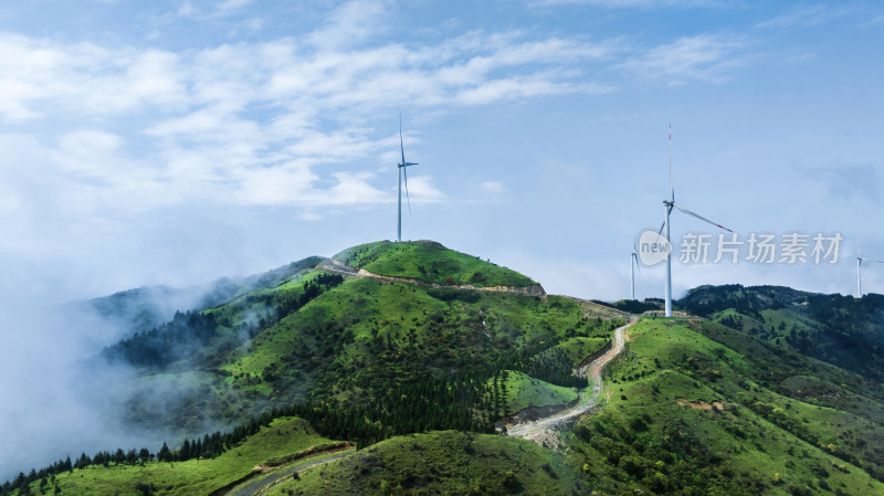 阳光下桂林高山上的云海和风力发电设施