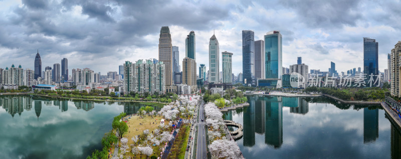 城市湖景旁林立的高楼全景