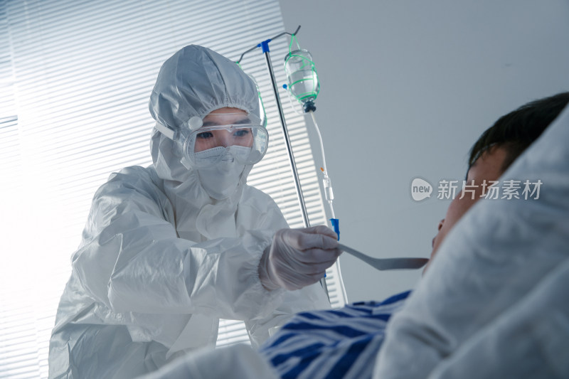 医生照顾患者用餐