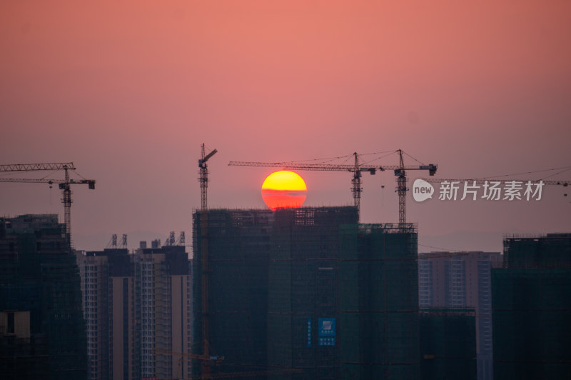 夕阳下的建筑工地