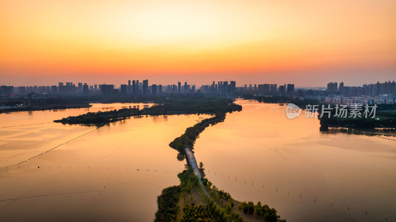 夕阳下的武汉金银湖风光