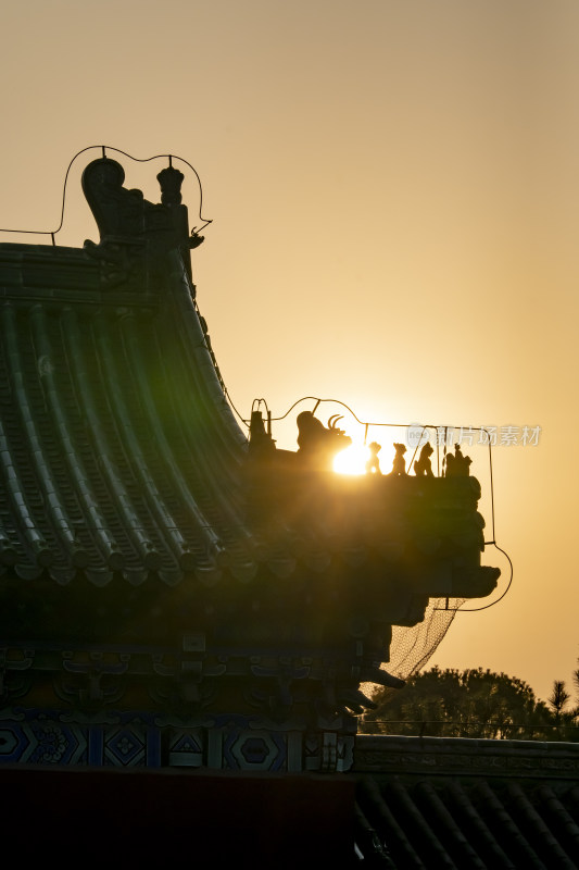 夕阳下古建筑屋顶剪影