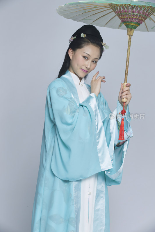 身穿古装的汉服女性人像（汉服影棚拍摄）