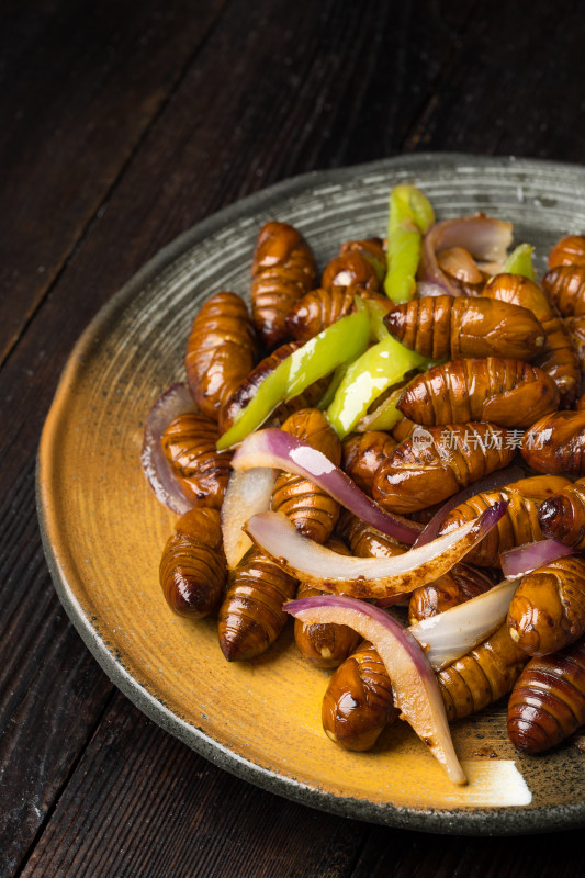 中国东北特色美食干炒茧蛹