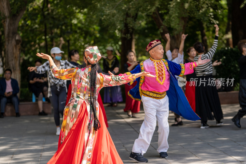 中国乌鲁木齐人民公园里跳民族舞蹈的老人