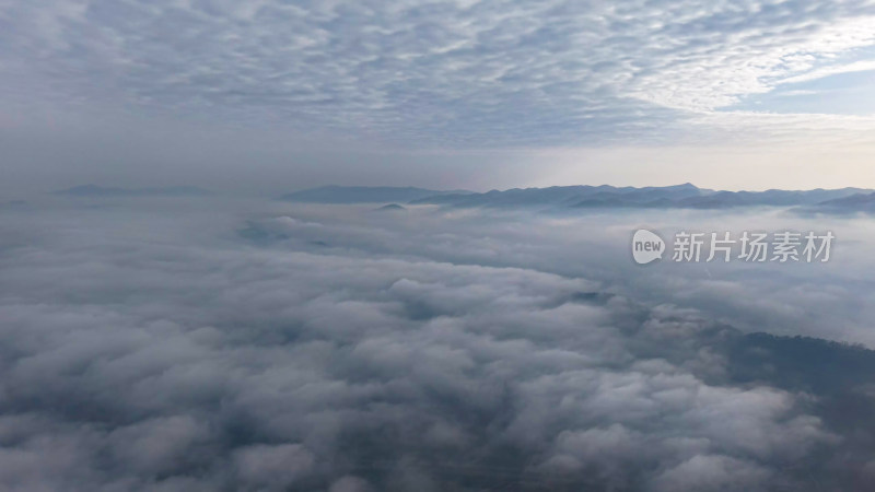 高空俯瞰云海与远山