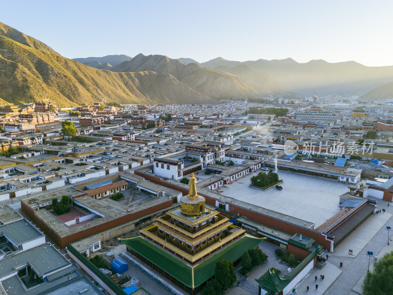 甘肃甘南州拉不楞寺镇景区贡唐宝塔航拍