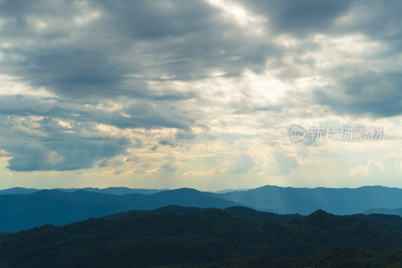 山顶的天空和风景