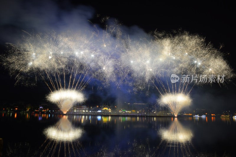 长沙浏阳烟花湖面夜景烟花绽放倒影