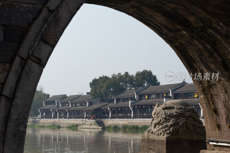 塘栖古镇古桥横跨水面，岸边传统建筑林立