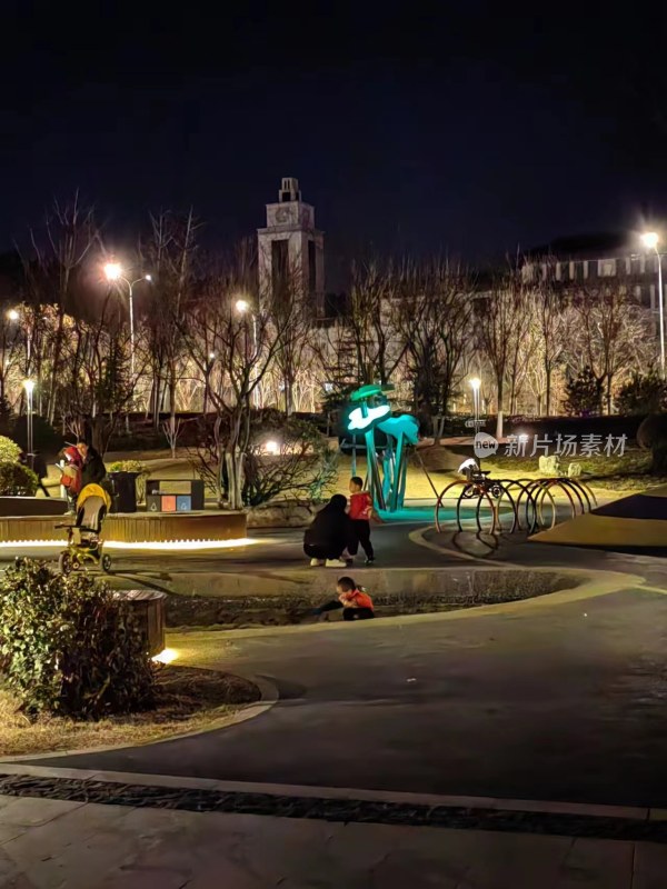 夜晚公园亲子互动温馨场景