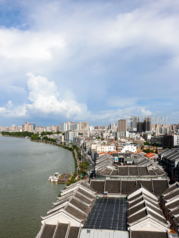 蓝天白云下，广东省惠州市现代城市建筑风光