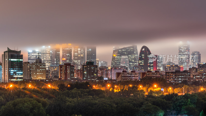 北京雨夜朦胧中的城市cbd建筑群