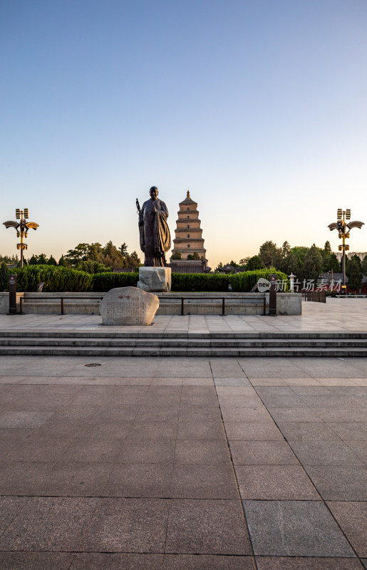 清晨的西安大雁塔大雁塔南广场玄奘雕塑景观