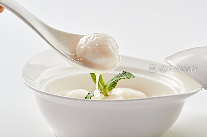 白色瓷汤盅装的香糯桂鱼圆