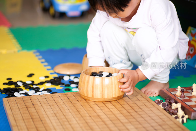 玩围棋棋子的小女孩