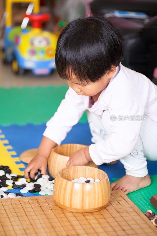 玩围棋棋子的小女孩