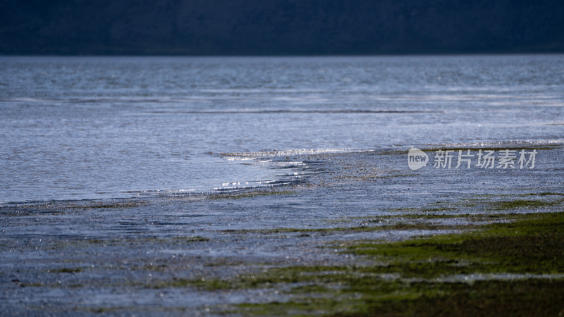 波光粼粼的湖水