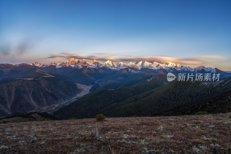 四川甘孜州木雅神山贡嘎神山雪山日照金山