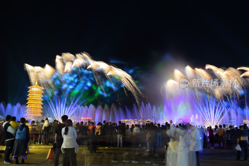 长沙铜官窑人群观赏烟花与塔楼夜景