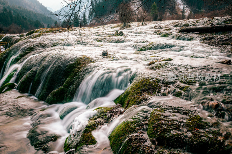 川西九寨沟冬季雪山碧蓝海子唯美