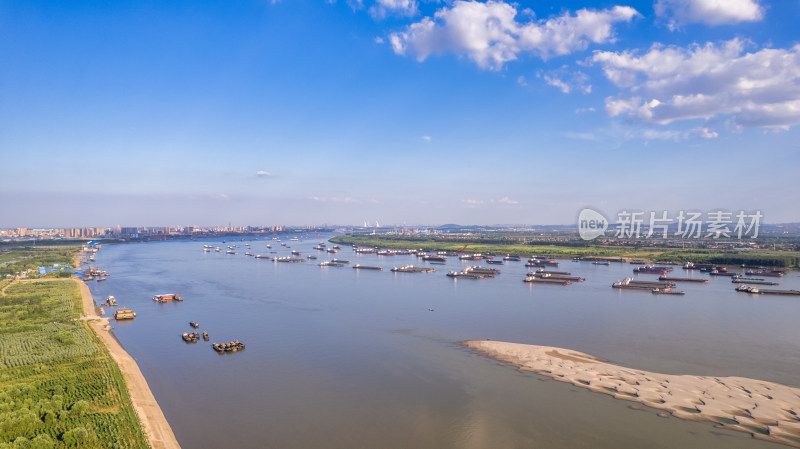 武汉天兴洲退水露出的浅滩与远处的货船