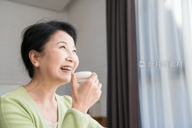 一个老年女人在喝茶