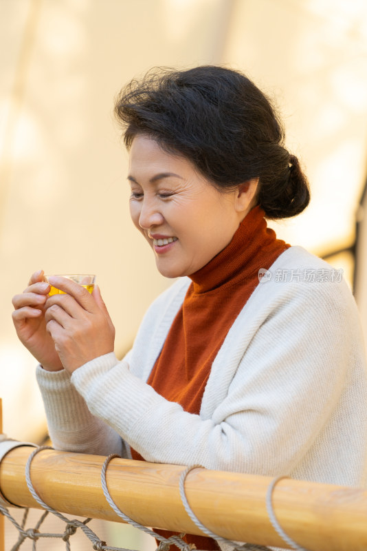 一个中老年女人喝茶