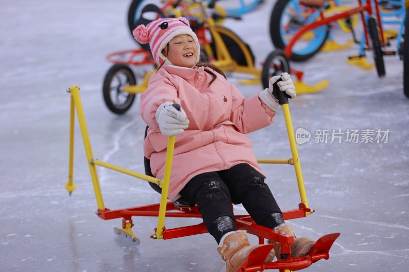 冬日小女孩雪地玩耍