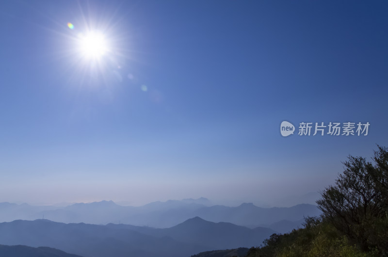 香港大帽山清晨日出阳光与连绵群山云雾