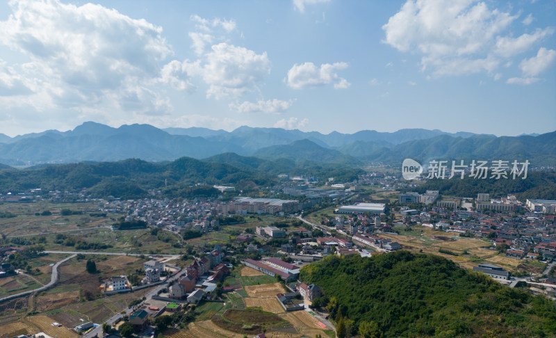 航拍蓝天白云下的青山河流稻田乡村风光