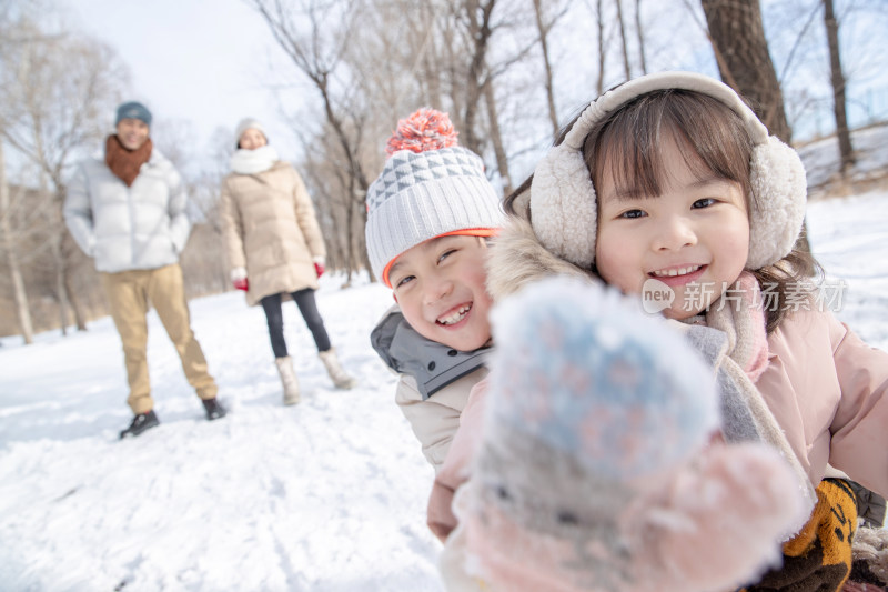 欢乐家庭在雪地上玩雪橇