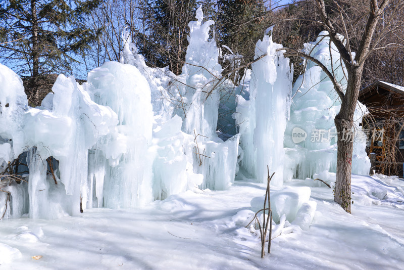 济南九如山冰瀑山间木屋冰雪景观