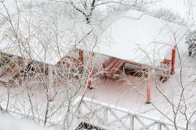 白雪覆盖的亭子